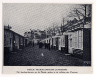 300780 Gezicht in een 'straat' met monsterkamers op de als Jaarbeursterrein ingerichte Neude te Utrecht, tijdens de ...